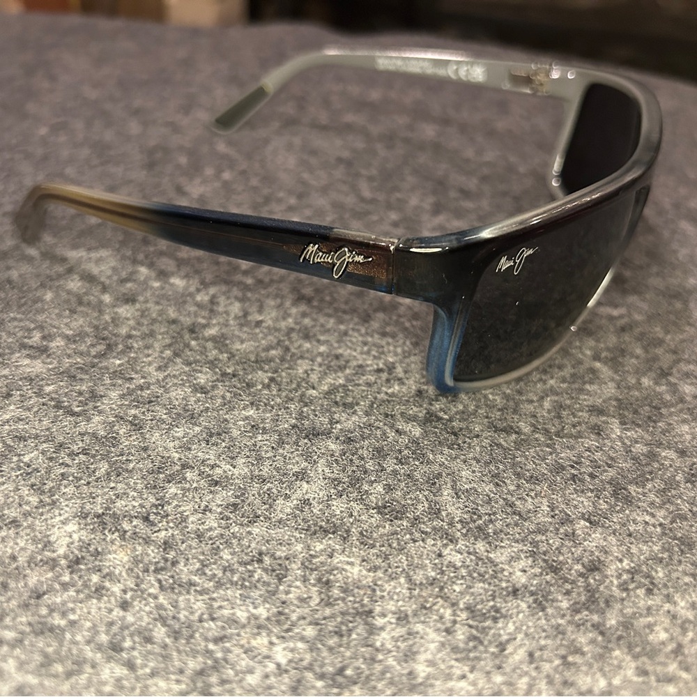 Maui Jim Byron Bay Wrap Sunglasses Marlin frame and gray neutral lenses